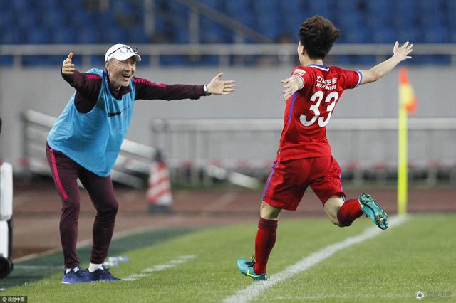 专家推荐　【东方球圣】足球7连红 奉上下午澳超：悉尼FC vs 西部联【红单策略】足球18中15 带来下午澳超：墨尔本城 VS 墨尔本胜利【盘算足红】足球17中13 带来晚间意甲：弗洛西诺尼 VS 尤文图斯今日热点赛事今日下午，悉尼FC vs 西部联，晚间欧洲顶级联赛火热进行，17中13专家东方球圣等人带来赛事解析。